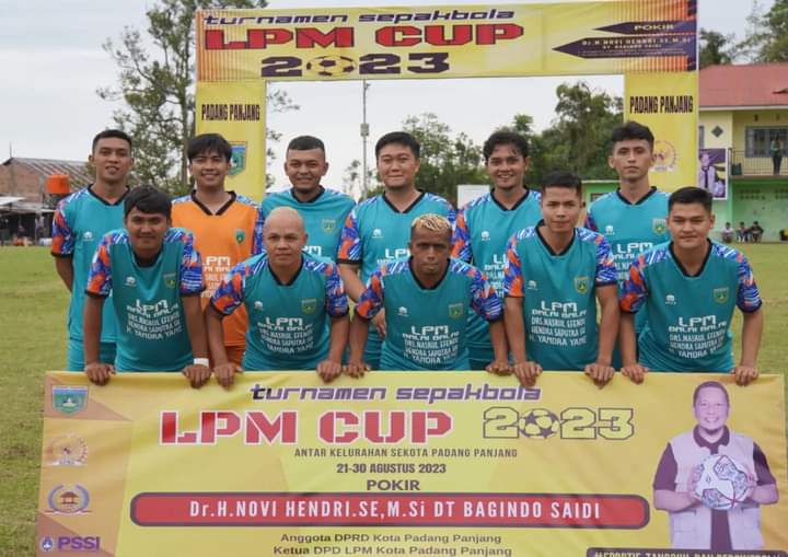 Peserta ajang sepakbola LPM Cup 2023 mejeng di partai pembukaan, Senin 21/8/2023) dilapangan Gunuang Sejati, Kelurahan Gantiang  Kecamatan Padang Panjang Timur.